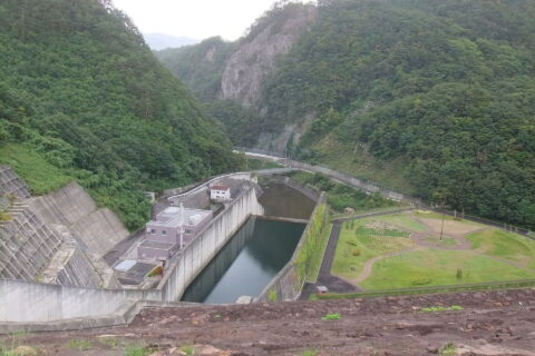 七ヶ宿ダム ダム堤体と水路の様子