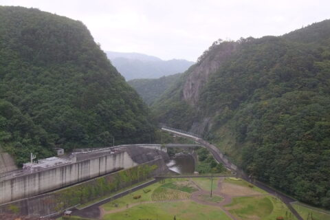 七ヶ宿ダム ダム堤体と水路の様子