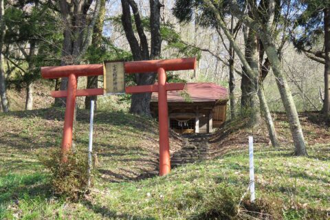 The small Shichishiki Inari Shrine (七色稲荷神社), Kakunodate, Japan, located on the path up to the Kakunodate Castle remains.