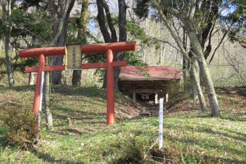 The small Shichishiki Inari Shrine (七色稲荷神社), Kakunodate, Japan, located on the path up to the Kakunodate Castle remains.