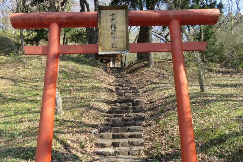 The small Shichishiki Inari Shrine (七色稲荷神社), Kakunodate, Japan, located on the path up to the Kakunodate Castle remains.