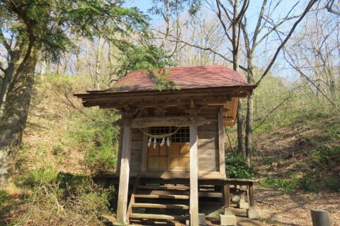 The small Shichishiki Inari Shrine (七色稲荷神社), Kakunodate, Japan, located on the path up to the Kakunodate Castle remains.