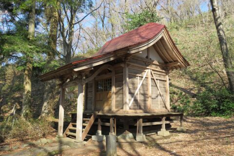 The small Shichishiki Inari Shrine (七色稲荷神社), Kakunodate, Japan, located on the path up to the Kakunodate Castle remains.