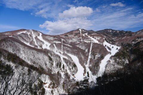 長野県 下高井郡 山ノ内町にある、志賀高原西舘山スキー場（画面左側のコース）と、志賀高原発哺ブナ平スキー場（画面右側のコース）。