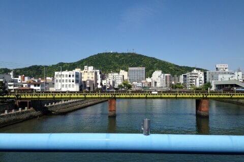 かちどき橋より望む新町川(上流側)、牟岐線の新町川橋梁と眉山