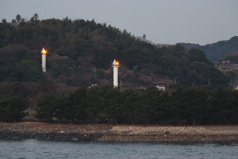 彦島導灯（山口県下関市）。手前の石垣は巌流島の護岸。