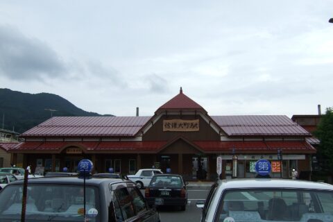 新しくなった信濃大町駅駅舎（一部加工）