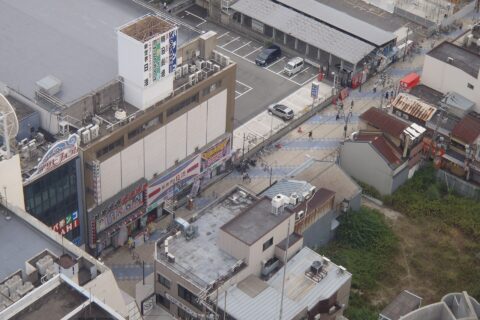 大阪市浪速区の通天閣から見た通り。新世界日活（2015年閉館）。