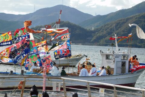 福井県敦賀市金崎宮の神事、御船遊管絃祭、御神体の神輿を乗せた船。