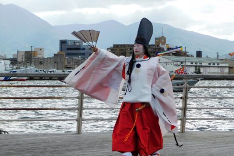 福井県敦賀市金崎宮の神事、御船遊管絃祭、白拍子の舞。