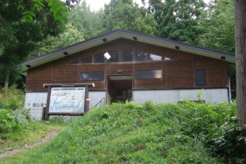 白神岳登山口無人避難小屋