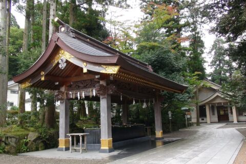 境内 北参道 手水舎 柱の獅子が護る