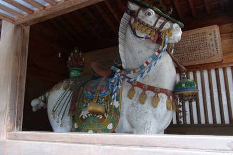 ​境内 神門 神馬舎の像 白馬木像で白山比咩大神を乗せて白山に登拝する姿、大欅で作成。