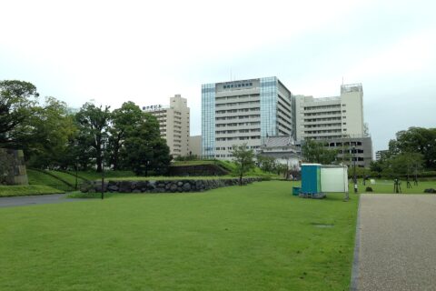 ​駿府城の坤櫓と静岡市立静岡病院
