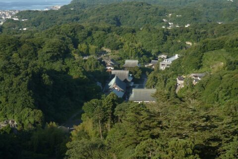 天園ハイキングコース・勝上献より臨む早朝の建長寺 (神奈川県鎌倉市)