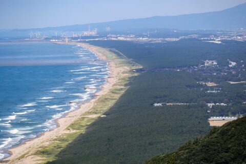 庄内砂丘 山形県北西部の日本海岸にある砂丘で、鶴岡市湯野浜から酒田市を経て飽海郡遊佐町吹浦(ふくらまで約35kmに及び、日本一長い砂丘である。 最大幅は約3kmで北へ行くにつれて狭くなっていく。面積は55.44平方kmの日本有数の砂丘で、2～3列の砂丘列からなり、東（内陸）側のものが最も大きい。最高点は 100m余で、砂丘としては日本有数の高さである。 黒色砂層を挟み、下部の古砂丘と上部の新砂丘が重合した構造をもつ。 砂防林としてクロマ