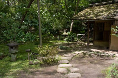 三溪園内にある茶室、春草廬（しゅんそうろ）、織田有楽斎の作品と伝えられる。かつては京都・宇治市内の三室戸寺にあり、当時は九窓亭と呼ばれていたが、1918年に現在の横浜・三溪園内に移築された。