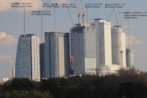 西側の庄内川右岸から望む名駅の超高層ビル群（左から名古屋ルーセントタワー、大名古屋ビルヂング、JPタワー名古屋、建設中のJRゲートタワー、ミッドランドスクエア、JRセントラルタワーズ、モード学園スパイラルタワーズ）
