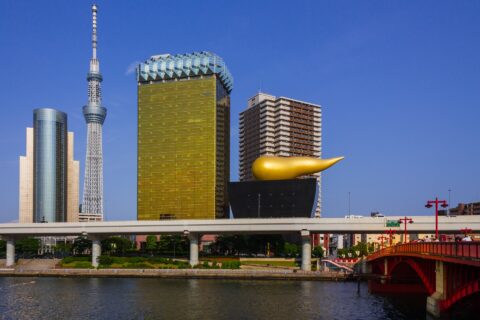 スカイツリー、アサヒビール本社、墨田区役所。吾妻橋より。