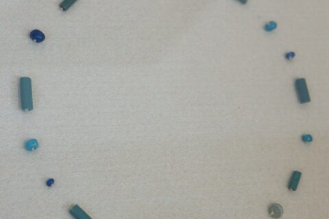 ガラス製小玉・碧玉製管玉。紀元前3-1世紀。出土:吉野ヶ里遺跡。展示:吉野ヶ里遺跡展示室。