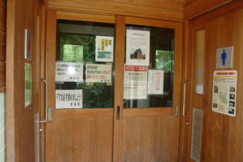 ​ソーシャルディスタンスを呼びかける白神山地登山口（深浦町）無人避難小屋。