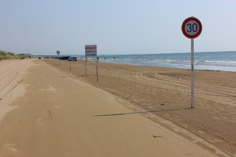 千里浜なぎさドライブウェイでは、海水浴シーズンに制限速度標識が設置される。