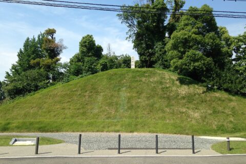 水城跡の土塁と石碑