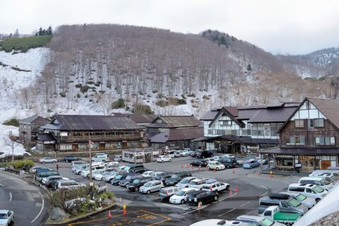 酸ヶ湯温泉。「奥入瀬に向かう途中、酸ヶ湯温泉に立ち寄る。観光客とスキー客で満員御礼状態。」