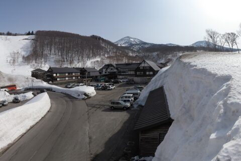 青森県青森市荒川南荒川山国有林酸ケ湯沢５０番地 酸ヶ湯温泉 ３月３１日撮影。通常ではフレームに収まりきれない風景を８枚の写真でフォトステッチングすることで超広角撮影する方法。 Microsoft ICE Ver.2使用