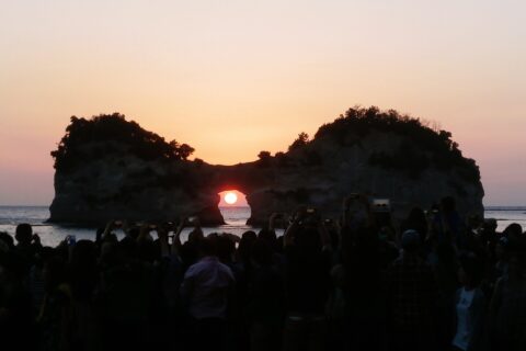 和歌山県白浜町にある円月島。