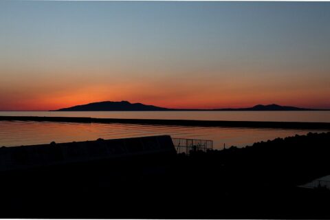 秋田マリーナから眺める男鹿半島の夕景。