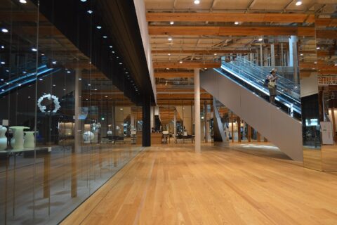 TOYAMAキラリの富山市ガラス美術館 （左）