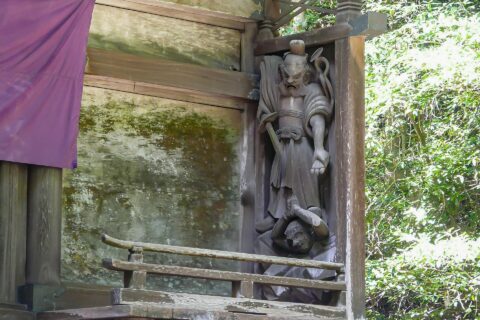 宮崎県西臼杵郡高千穂町にある高千穂神社。本殿の彫像。祭神の三毛入野命が霜宮鬼八荒神を退治した様子と伝わる。