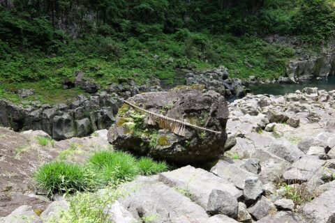 鬼八の力岩（高千穂峡）