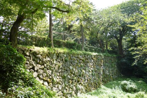 富山県高岡市にある高岡城の石垣と堀。