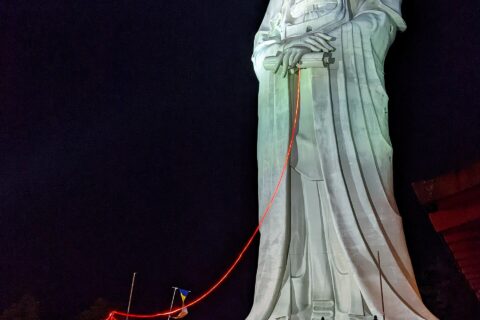高崎白衣大観音でバレンタインデーからホワイトデーまで行われている赤い糸祈願祭の様子