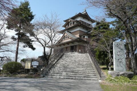 内側から望む高島城の復興天守