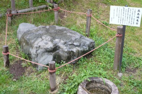 高島城亀石