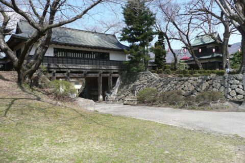 内側から望む復元された門