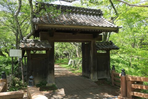 高遠城址にある問屋門。