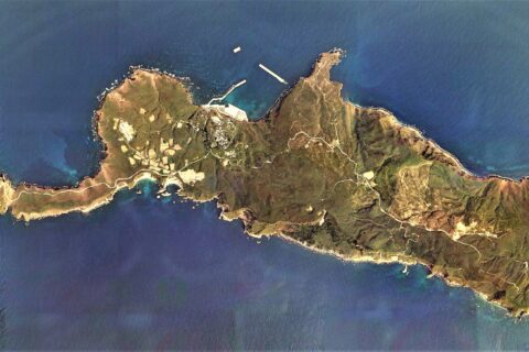 ​竹島（鹿児島県三島村）の空中写真。CKU20073X-C9-14、CKU20073X-C9-15、CKU20073X-C9-16、CKU20073X-C9-17、CKU20073X-C9-18の5枚を合成作成。