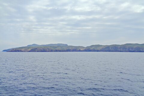 ​「フェリーみしま」の船上から望む「竹島」