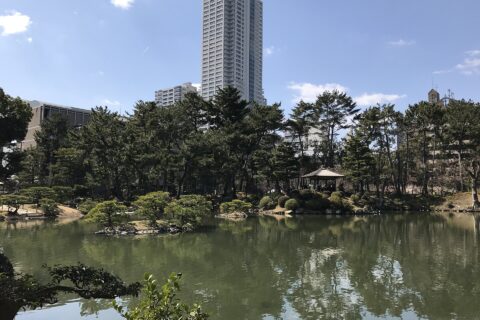 縮景園の祺福山付近より望む濯纓池と超然居