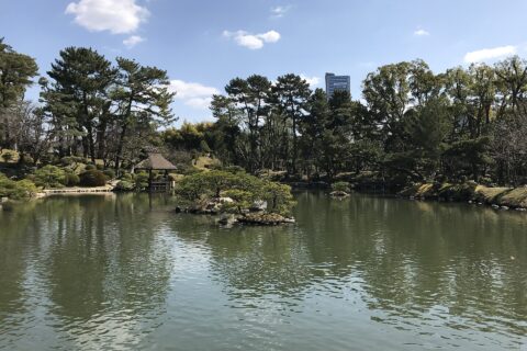 縮景園の跨虹橋より望む濯纓池と悠々亭