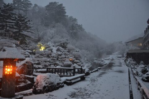 高湯温泉・玉子湯。左手が湯小屋。