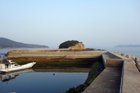 玉津島と本土を連繋する堤防