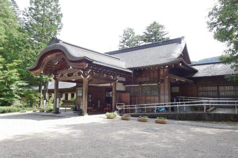 田母沢御用邸の車寄せ