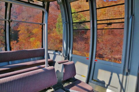​谷川岳ロープウェイのゴンドラの車内。