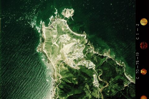 竜飛崎：青森県東津軽郡外ヶ浜町、津軽半島（上右の小島は帯島））