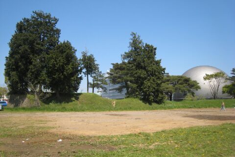 (Left) The ruin of Tatebayashi Castle's Honmaru(the center of the castle) (Right) Mukai Chiaki Memorial Children's Science Museum in Tatebayashi, Gunma Pref., Japan